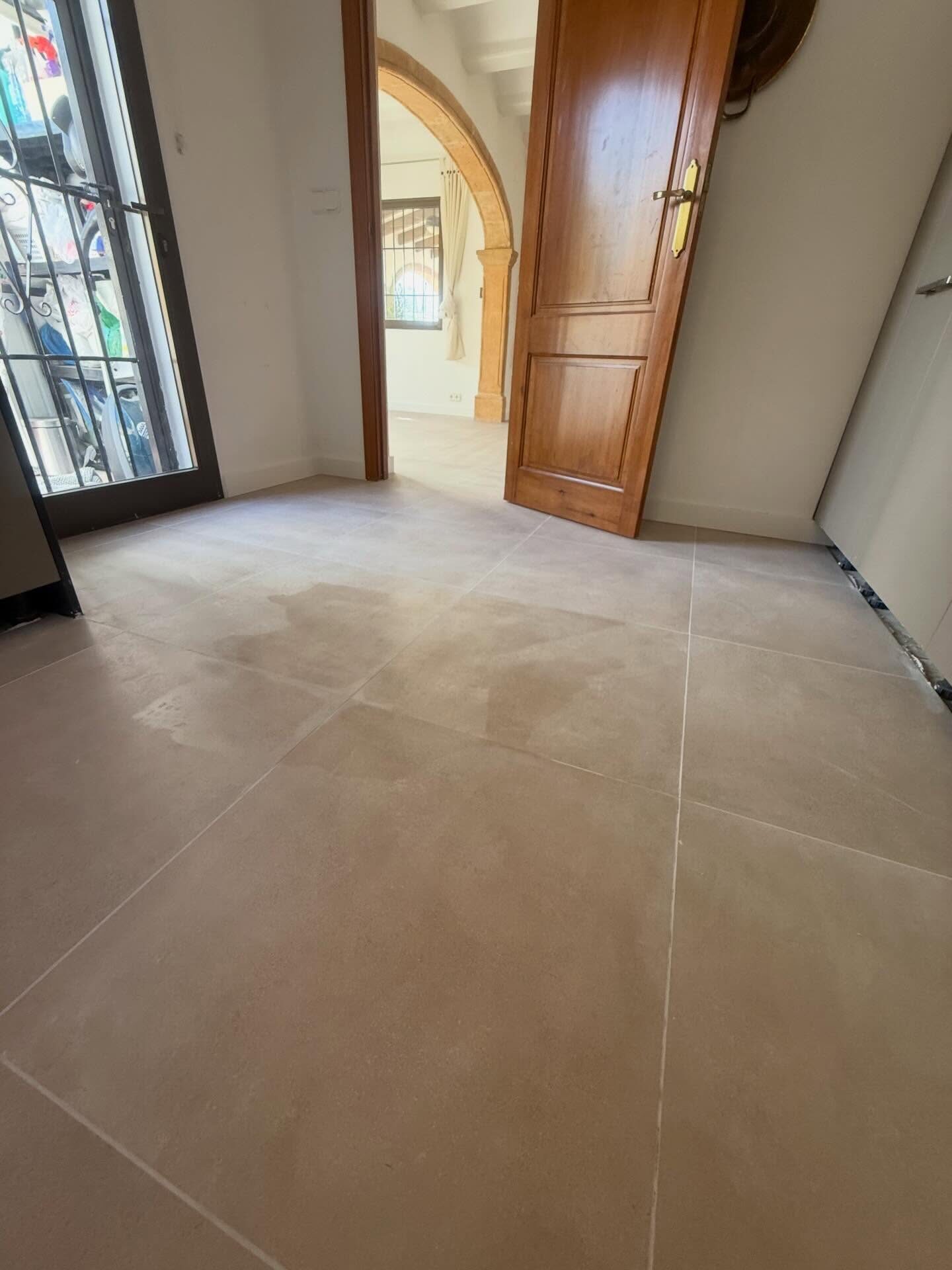 Tegelvloer met witte plint – JM Renovations Javea